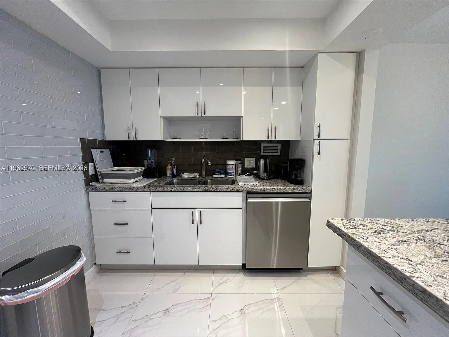 Alexander Towers Condo — Photo 3