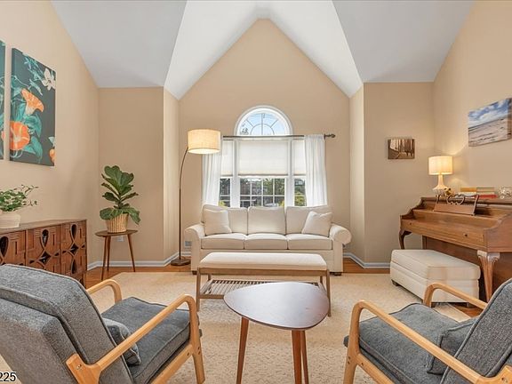 5th image of 370 Westfield Ave