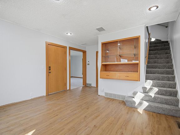 5th image of 533 E Broadway St