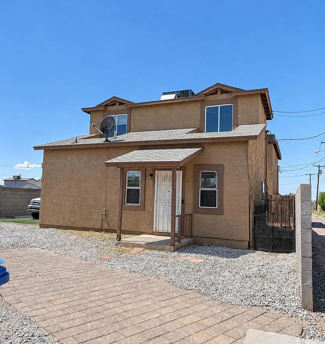 3 bed, 1.0 bath, 917 sqft, $1,375 — Photo 1