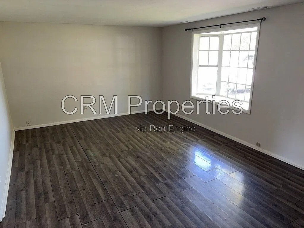 3 bed, 1.0 bath, 1008 sqft, $1,300 — Photo 3