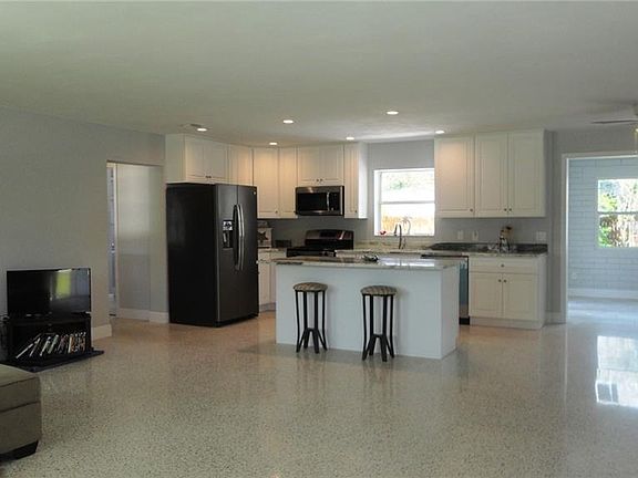 4th image of 1033 E University Ave