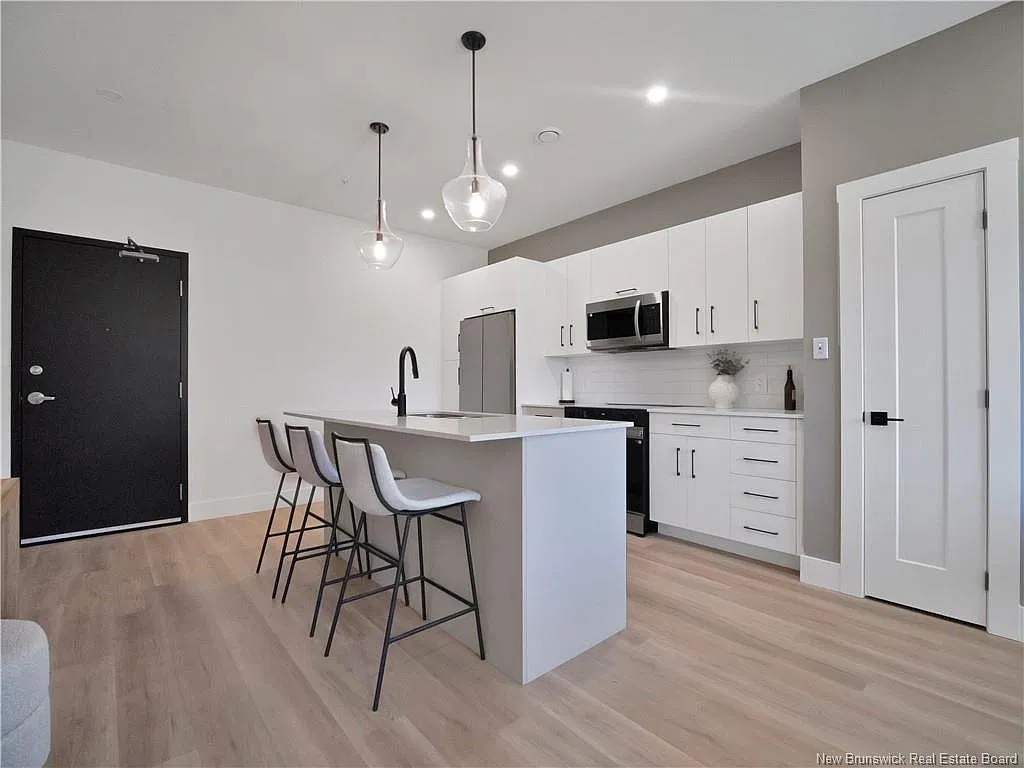 2 bed, 1.0 bath, 1040 sqft, $1,950 — Photo 4