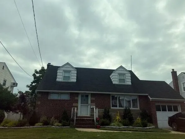 3884 Franklin Ave, Seaford, NY 11783