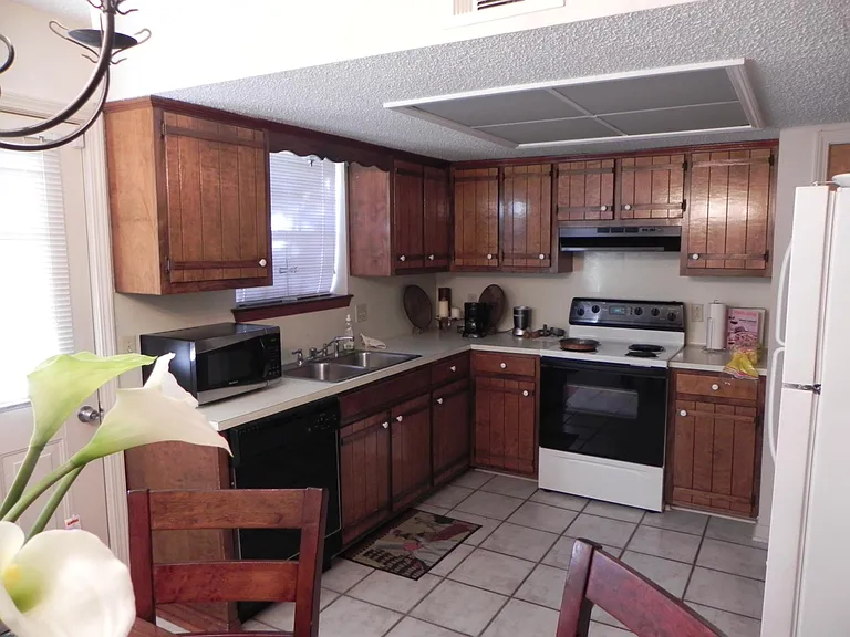 2817 Toulon Dr — Photo 3