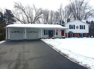 7108 Ridgewood Dr, Lockport, NY 14094