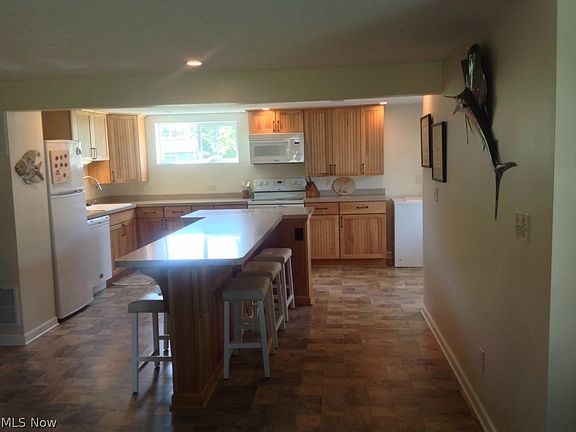 5th image of 3917 Edgewater Dr