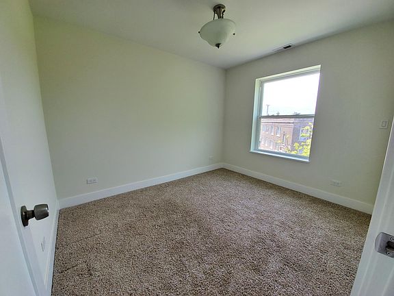 5th image of 2957 N Hamlin Ave #3B