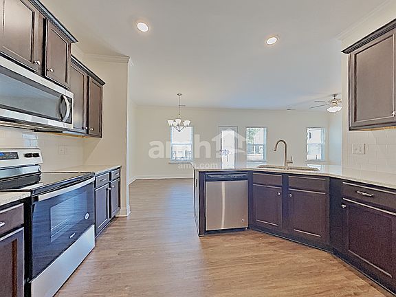 3rd image of 568 Woodall Rd