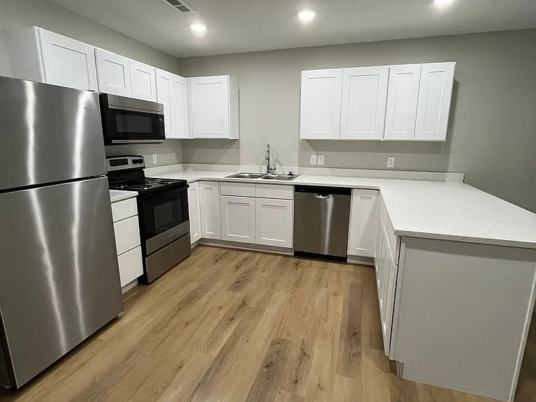 225-239 251 South Park — Photo 4