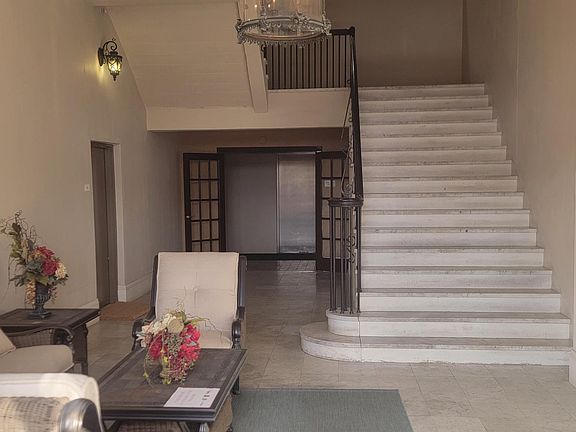 5th image of 621 21st St Unit 401