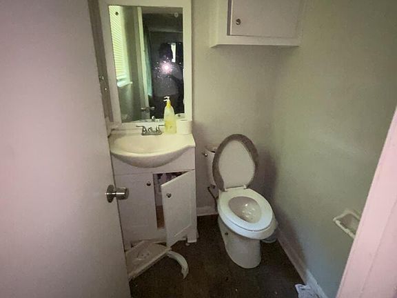 5th image of 916 Palm St