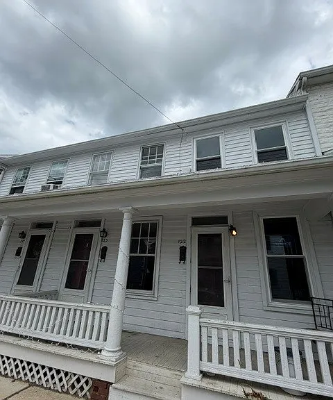 122 E King St — Photo 1