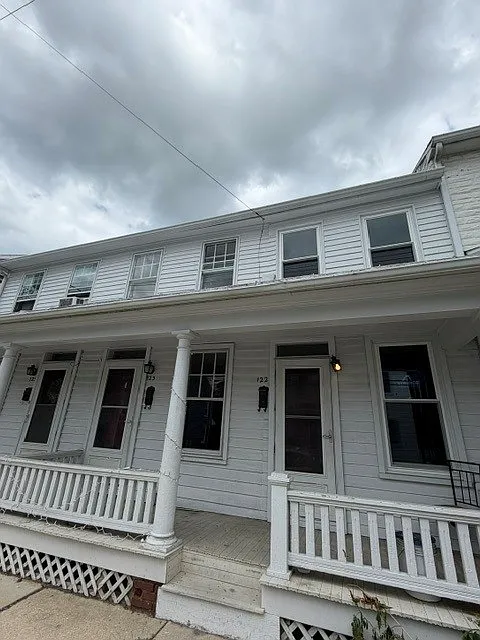 122 E King St