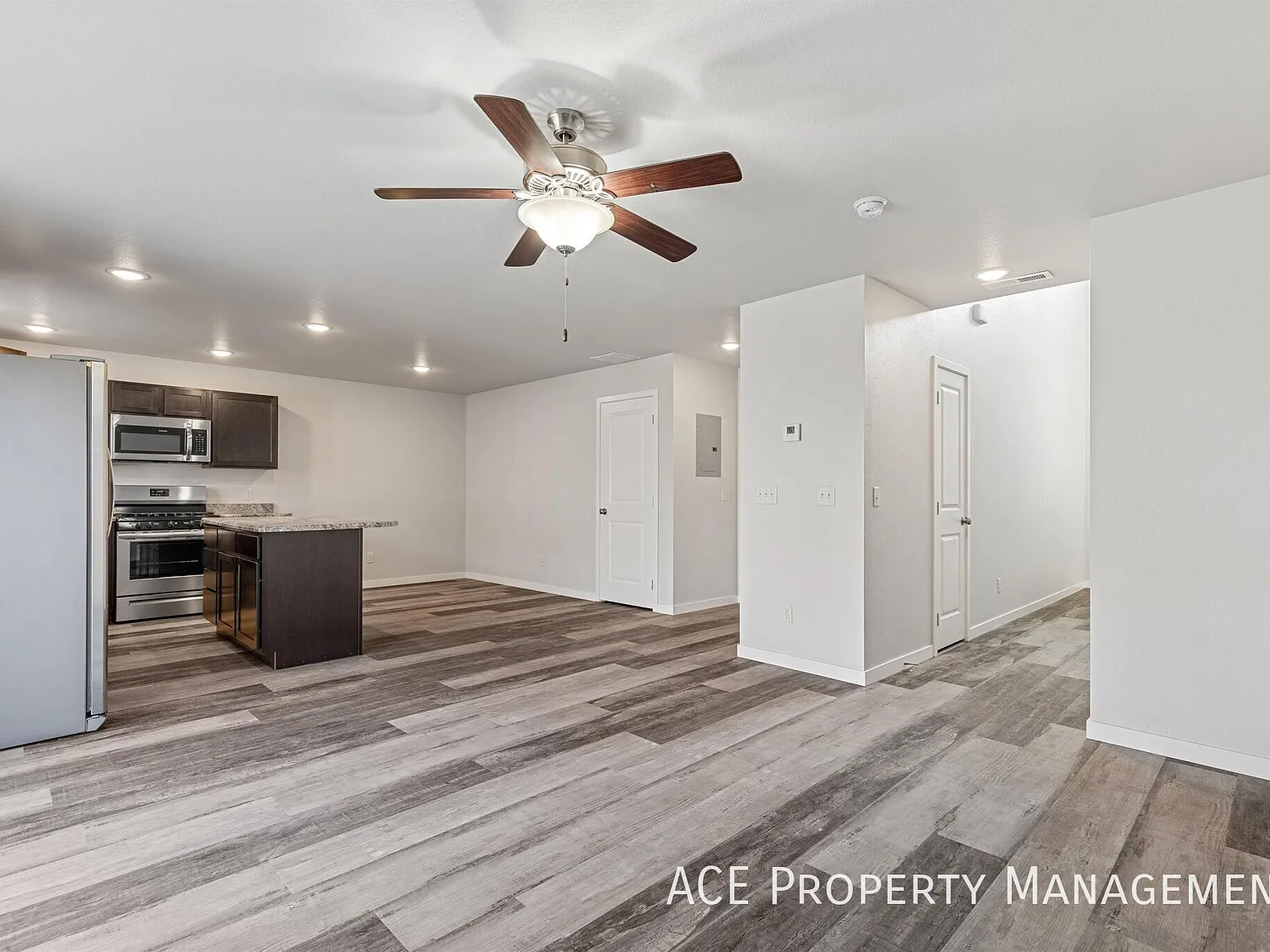 3 bed, 2.5 bath, 1608 sqft, $1,795 — Photo 4