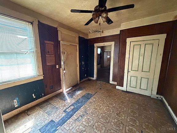4th image of 830 Livingston St
