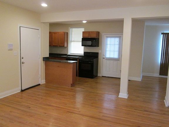 4th image of 5853 N Artesian Ave #1S