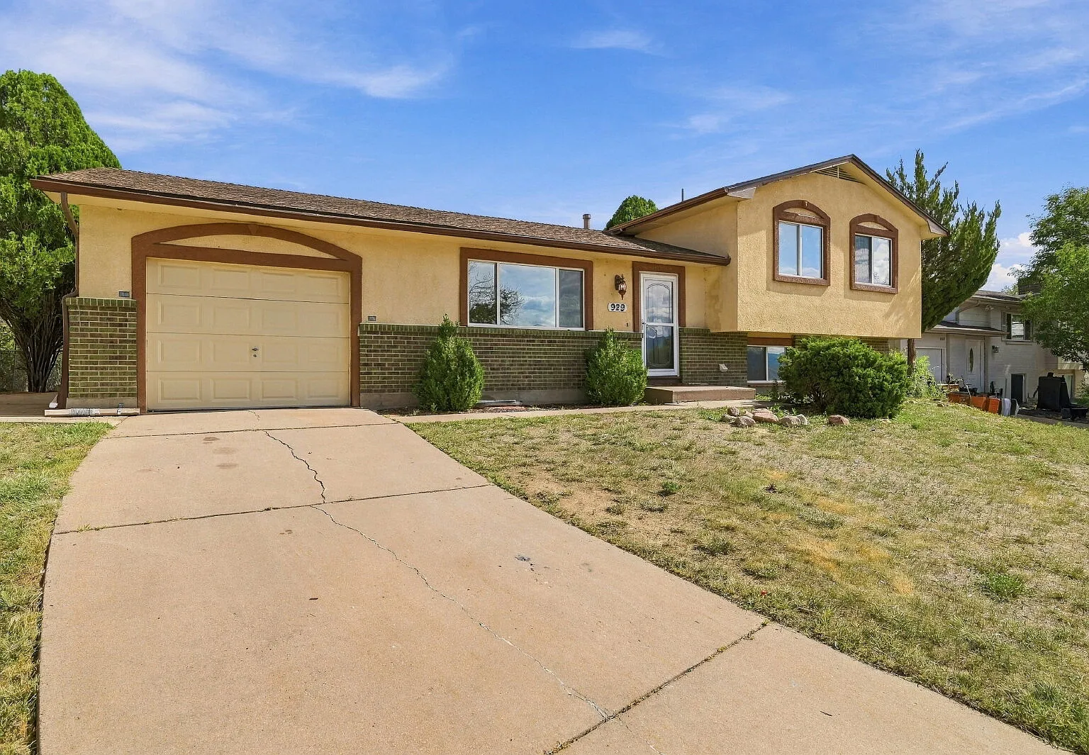 4 bed, 3.0 bath, 2201 sqft, $100 — Photo 2