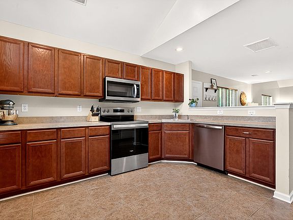 4th image of 406 Poplar Grove Pl