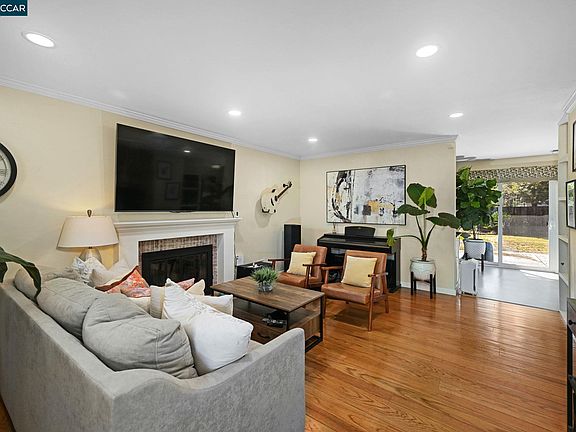 3rd image of 933 Santa Lucia Dr