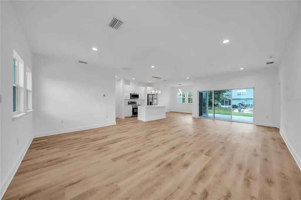4 bed, 2.0 bath, 1886 sqft, $2,399 — Photo 3