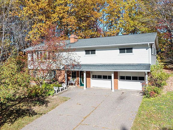 2nd image of 307 Jonathon Carver Rd