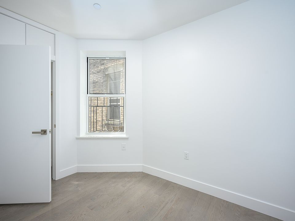 Secondary bedroom.