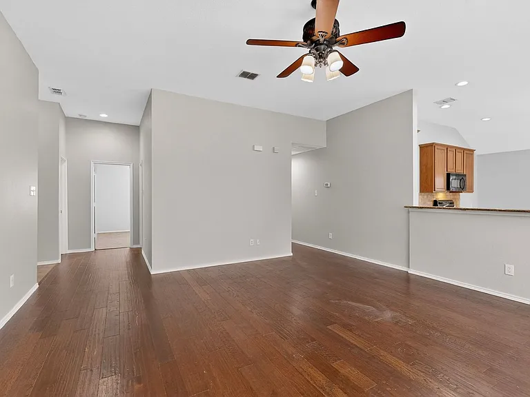 1037 Johnson City Ave — Photo 8