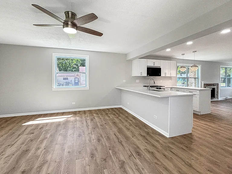 3102 Victoria Ave — Photo 2