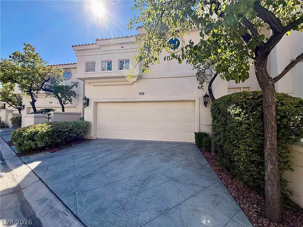 3 bed, 3.5 bath, 2669 sqft, $3,100 — Photo 2