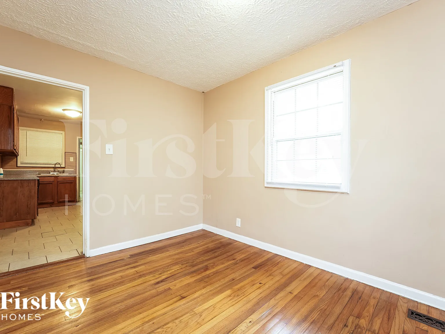 5 bed, 2.0 bath, 2368 sqft, $2,165 — Photo 4