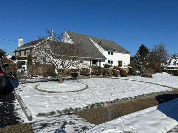 19 Arrow Lane, Hicksville, NY 11801