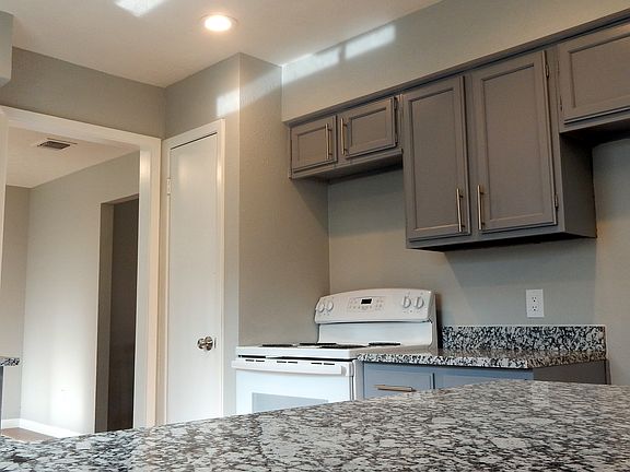 5th image of 306 Creek Bend Dr