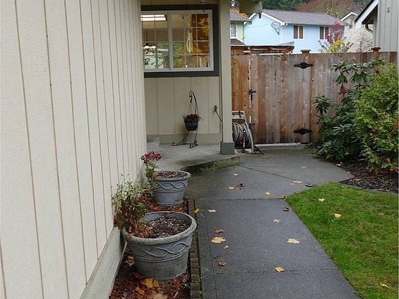 3rd image of 624 Malibu Dr SE