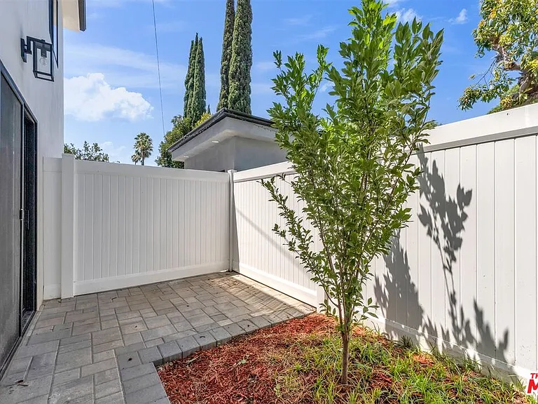 14121 Califa St — Photo 31