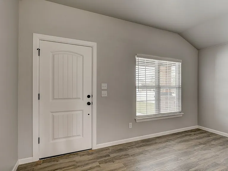 710 League Cir — Photo 3