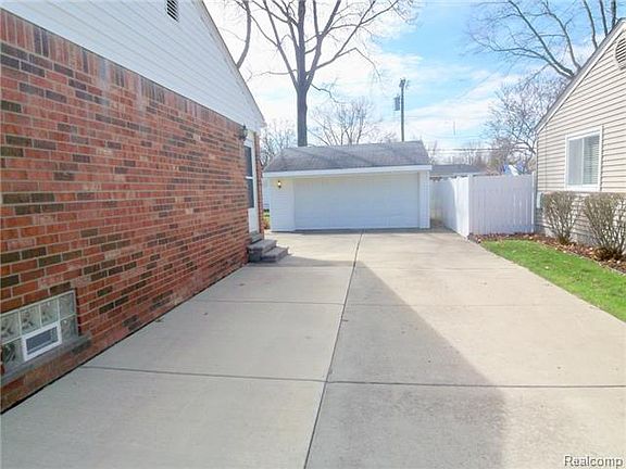3rd image of 34827 Hazelwood St