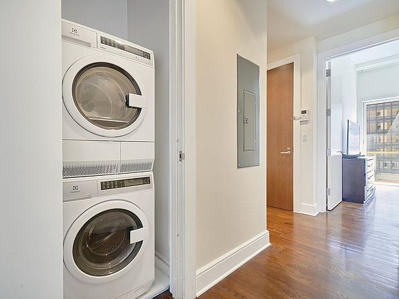 4th image of 250 E 49th St #18A