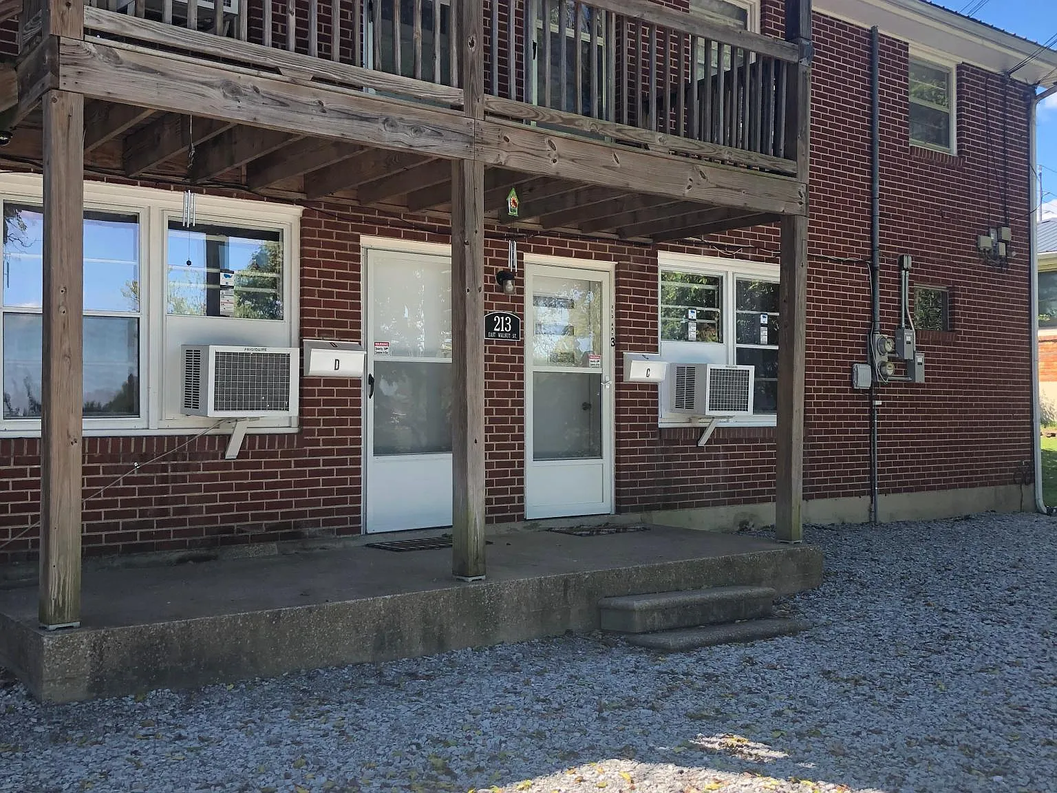 213 E Walnut St — Photo 1