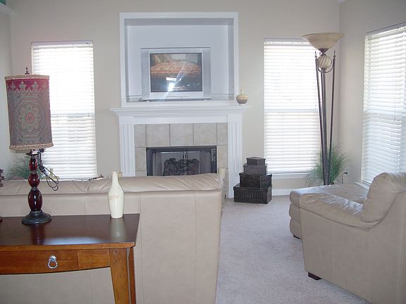Living Room w/Gas Log Fireplace