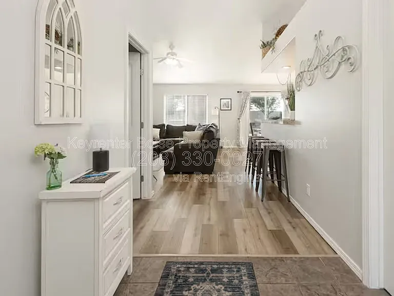 879 N Traquair Pl — Photo 2