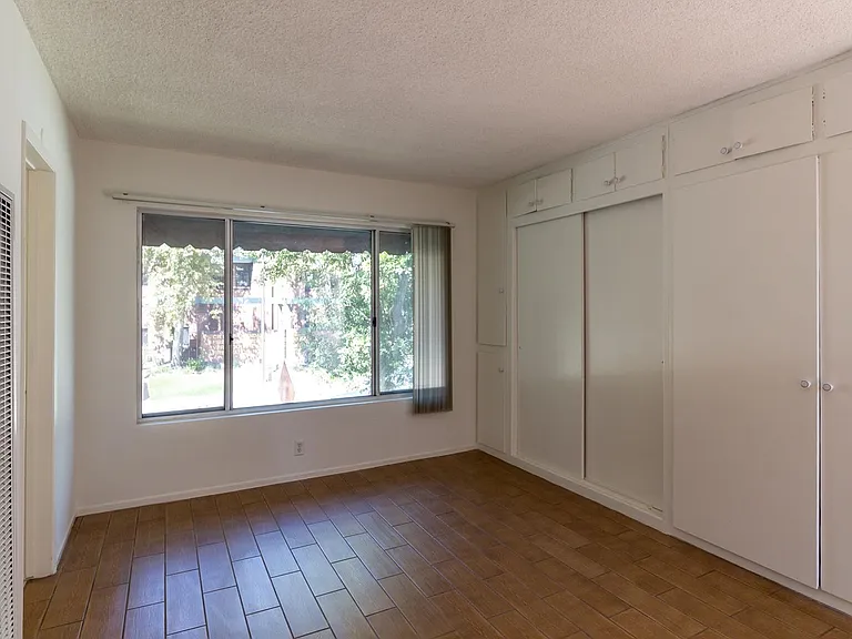 406 Oak St — Photo 2