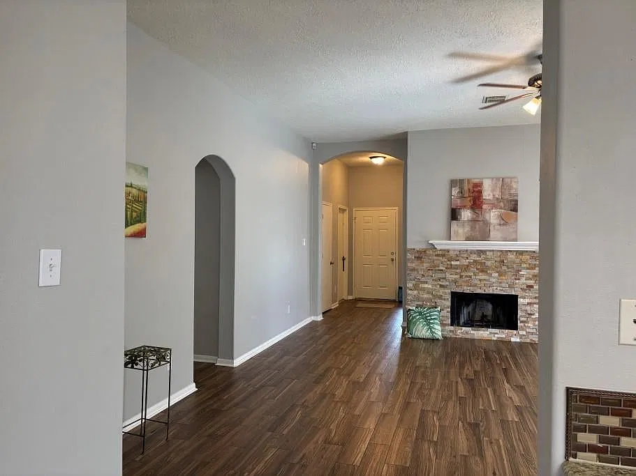 3 bed, 1974 sqft, $1,995 — Photo 2