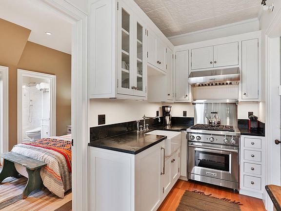 4th image of 2301 Scott St #4