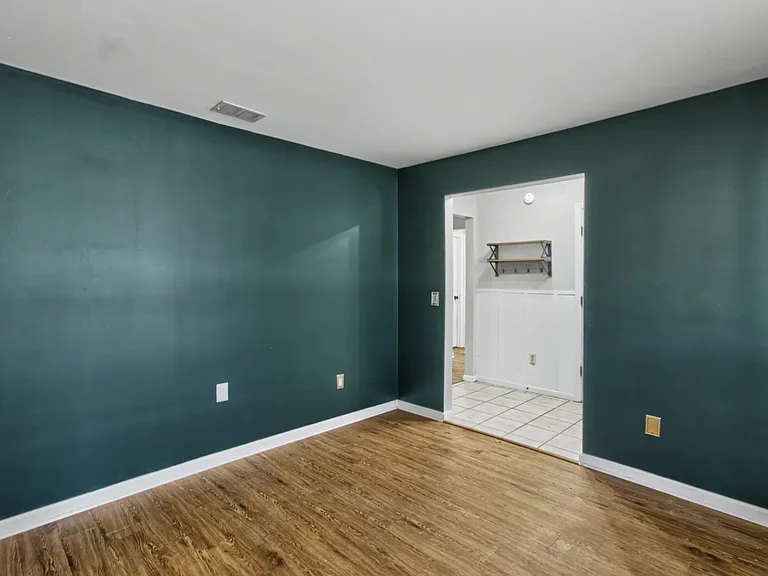 404 Clairemore Cir — Photo 4