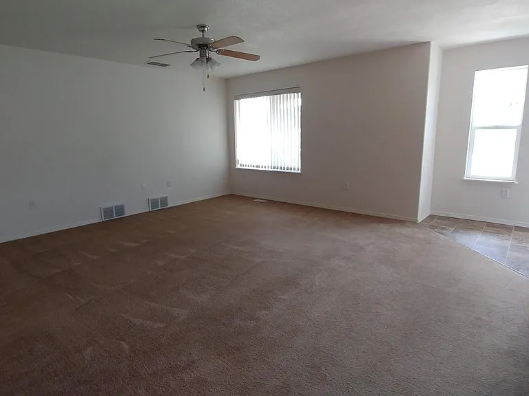1050 SW Lost Trail Dr — Photo 2
