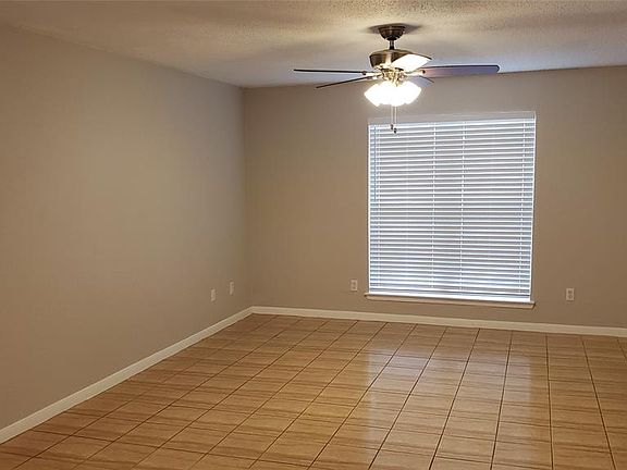 4th image of 932 Wandering Way Dr