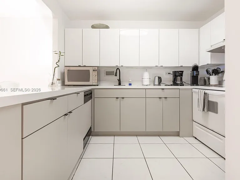 2301 Collins Ave #423 — Photo 4