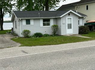 816 Lakeview Dr, Fremont, MI 49412