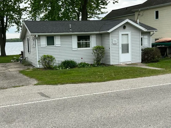 816 Lakeview Dr, Fremont, MI 49412